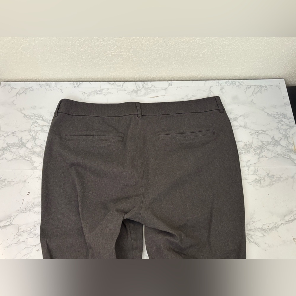 Old Navy Women's Mid Rise Gray Pixie Pants Size 18 Stretch Flat Front Crop - Picture 4 of 6